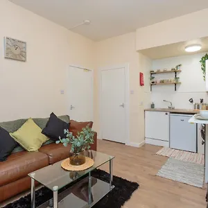 Cozy 1b Groundfloor - 8 Minute From Centre Apartment